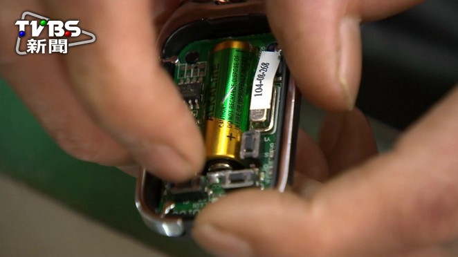 遙控器疑沒電 女下車啟動鐵捲門遇死劫 電池 Tvbs新聞網