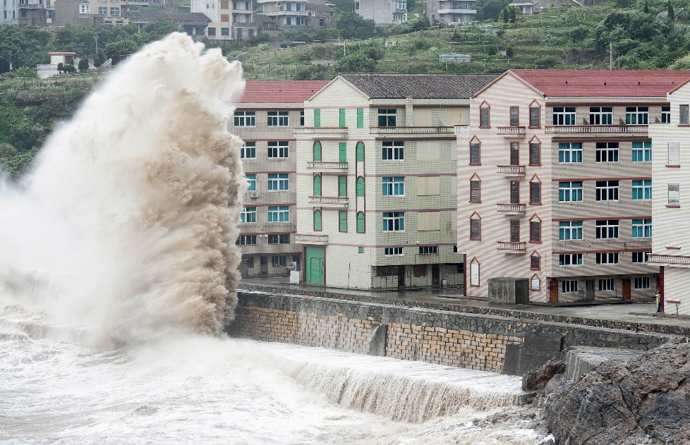 颱風天就是要躲巨浪啊 看圖多可怕 海邊 岸邊 海浪 Tvbs新聞網