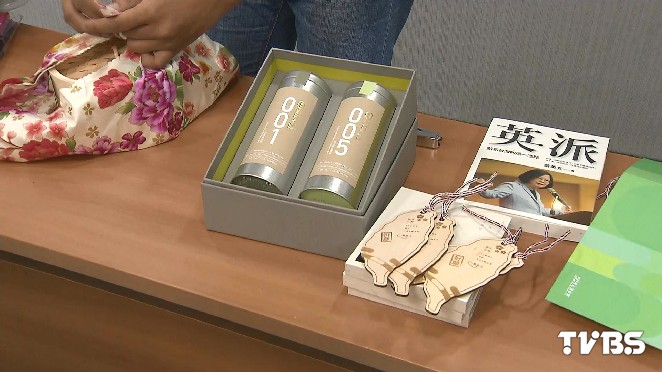 蔡訪日獨家伴手禮 小英餐具組 秀文青 蔡英文 日本 募款小物 Tvbs新聞網 蔡訪日獨家伴手禮 小英餐具組 秀文青 蔡英文 日本 募款小物 Tvbs新聞網