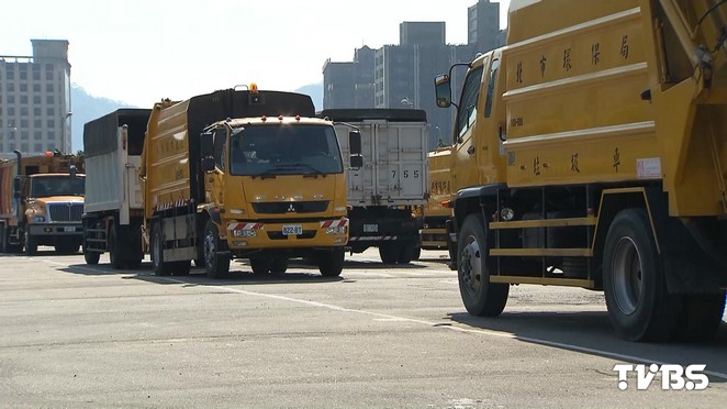 砸8億 信義414停放64輛垃圾車居民反彈 台北市政府 信義區 停車場 抗議 Tvbs新聞網