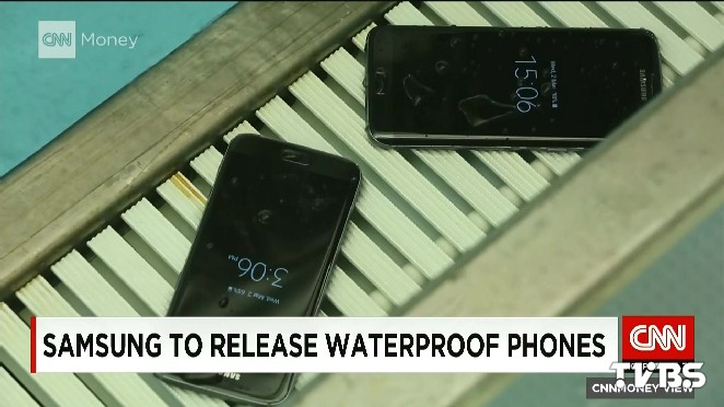  三星S7標榜防塵防水　CNN手機泡泳池試驗