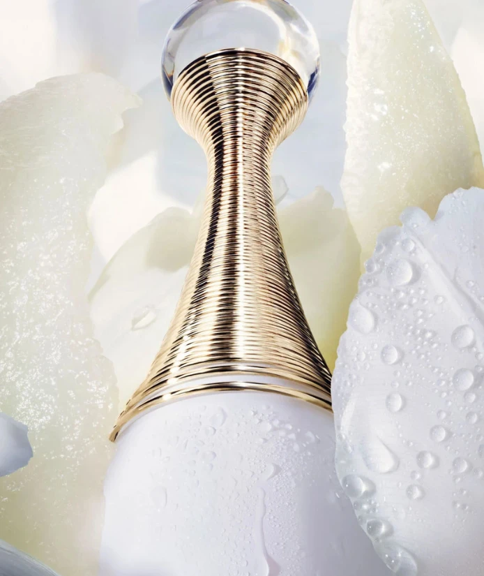 J’adore 澄淨香氛，讓這個自 1999 年誕生的經典系列，用更貼近肌膚的方式重新出現。水基底、無酒精的配方，讓香氣不再是噴在身上的存在，而是自然落下來的一層氣息。

橙花帶來乾淨明亮的開場，小花茉莉像陽光一樣溫暖，木蘭花則讓整體多了一份柔軟與包覆。花香不厚重，也不刻意表現，像是被重新綁過的一束白花，清新而從容。

香氣以薄霧形式輕輕貼附在肌膚上，留下舒適而安定的觸感。它不急著留下印象，卻很容易被留在身邊，成為適合日常親近的白色花香選擇。