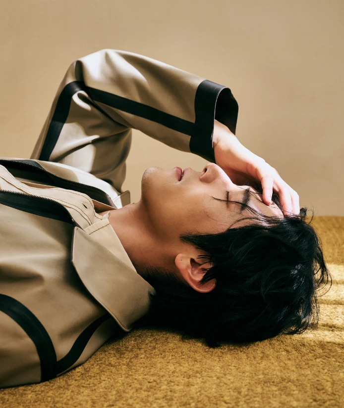 從愛的起伏談到家的味道,他語氣裡多了一份溫柔的懷舊。
說到最能代表自己的料理,胡宇威毫不猶豫地回答:「番茄炒蛋。」「那是我從小吃到大的菜,也是外婆最拿手的一道。她會加一點米酒,味道裡有苦、有酸、有甜,也有鹹。」
他笑著又補了一句:「還有排骨酥!是奶奶做的,我對排骨酥完全沒辦法抗拒,一吃就停不下來。」
這兩道菜對胡宇威而言,不只是家常的滋味,更是成長裡的幸福記憶,也是人生最真實的安定感。拍戲再忙、生活再遠,只要嚐到那熟悉的味道,就能瞬間回到童年。
「沒有那些味覺記憶,就沒有現在的我。吃到這兩道料理,會覺得很幸福,會不自覺笑出來。」 從愛的起伏談到家的味道,他語氣裡多了一份溫柔的懷舊。
說到最能代表自己的料理,胡宇威毫不猶豫地回答:「番茄炒蛋。」「那是我從小吃到大的菜,也是外婆最拿手的一道。她會加一點米酒,味道裡有苦、有酸、有甜,也有鹹。」
他笑著又補了一句:「還有排骨酥!是奶奶做的,我對排骨酥完全沒辦法抗拒,一吃就停不下來。」
這兩道菜對胡宇威而言,不只是家常的滋味,更是成長裡的幸福記憶,也是人生最真實的安定感。拍戲再忙、生活再遠,只要嚐到那熟悉的味道,就能瞬間回到童年。
「沒有那些味覺記憶,就沒有現在的我。吃到這兩道料理,會覺得很幸福,會不自覺笑出來。」