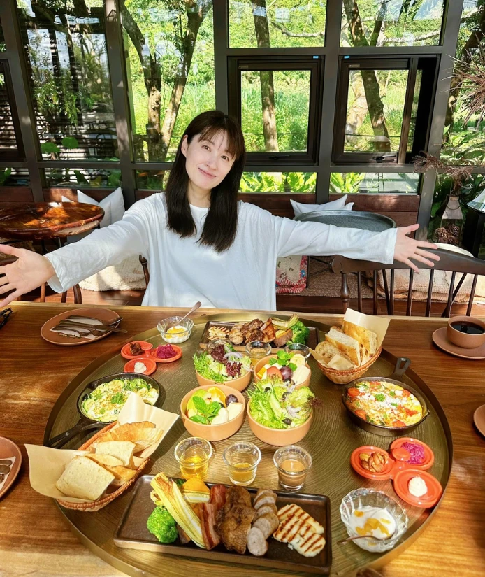 這樣的節奏，也延伸到她與身體相處的方式。不刻意節食、不盲目跟風，也不讓自律變成壓力。

她坦言，年輕時曾為了維持纖細體態走過極端的路。那時的減重更多來自外界期待，而不是對身體真正的理解。

「現在不一樣了。」當運動與飲食慢慢變成生活的一部分，維持狀態反而不再困難。

少油炸、少甜食，不再是強迫，而是自然形成的習慣。她相信，真正長久的狀態，來自日常的節奏，而不是短暫的努力。