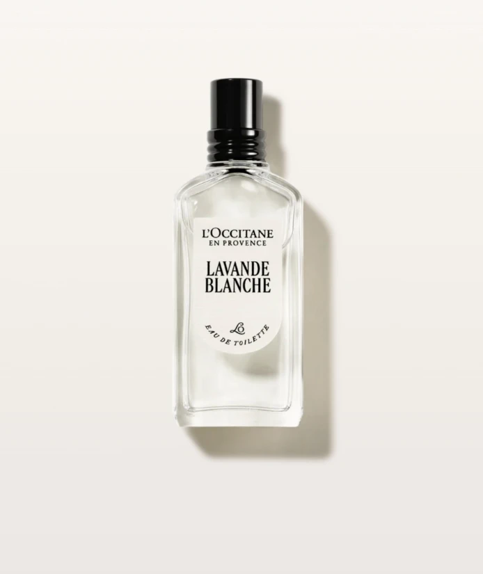 Lavande Blanche 白薰衣草淡香水，重新詮釋了薰衣草的另一種樣子。不同於傳統薰衣草的草本濃郁，白薰衣草以明亮的佛手柑與玫瑰清香揭開序幕，讓整體香氣顯得清新而輕盈，像晨光裡被洗淡過的空氣。

隨後，玫瑰的柔和花香慢慢展開，為薰衣草增添一層溫潤質感，而白麝香在尾段貼近肌膚，留下安穩、乾淨的餘韻。氣味不張揚，卻十分耐聞，彷彿剛洗淨的白色床單，在陽光下曬乾後的安心氣息。

這是一款適合日常、適合慢下來的香水——清新、柔軟，為感官帶來一種純淨而放鬆的白色撫慰。