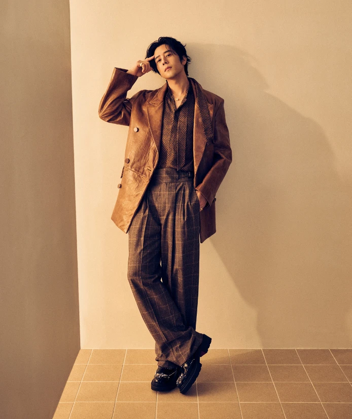 若說「辣」是愛裡的刺激,那麼「苦」或許是修煉吧。聽到「夫妻吵架像什麼」這題時,他忍不住笑了笑:「苦茶。」
「苦茶就像過程。剛開始會覺得——嗯,不太對了;中段很苦、難受;到了尾韻,苦味淡了,反而會回甘。」那份苦,不是逃避,而是願意承受的成熟。關係裡的苦,是一種提醒——愛還在,只是需要時間沈澱。
「吵架不是壞事,只要懂得回到那杯茶的尾韻,就還能繼續喝下去。」這句話平淡,卻藏著時間的智慧。
正如心理學家 Esther Perel 所說:「關係的長久,並非來自避免衝突,而是修復衝突的能力。」
苦茶之所以會回甘,是因為有人願意先吞下那口苦。對胡宇威而言,愛的成熟,不是不吵架,而是懂得在苦後,依然微笑。 若說「辣」是愛裡的刺激,那麼「苦」或許是修煉吧。聽到「夫妻吵架像什麼」這題時,他忍不住笑了笑:「苦茶。」
「苦茶就像過程。剛開始會覺得——嗯,不太對了;中段很苦、難受;到了尾韻,苦味淡了,反而會回甘。」那份苦,不是逃避,而是願意承受的成熟。關係裡的苦,是一種提醒——愛還在,只是需要時間沈澱。
「吵架不是壞事,只要懂得回到那杯茶的尾韻,就還能繼續喝下去。」這句話平淡,卻藏著時間的智慧。
正如心理學家 Esther Perel 所說:「關係的長久,並非來自避免衝突,而是修復衝突的能力。」
苦茶之所以會回甘,是因為有人願意先吞下那口苦。對胡宇威而言,愛的成熟,不是不吵架,而是懂得在苦後,依然微笑。