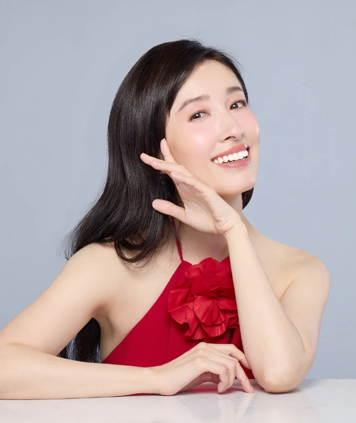 時間，在田中千繪身上，彷彿有著不同的節奏。從二十歲到現在，她的改變不張揚，卻清晰動人。外型依舊亮眼，更多了一份歲月淬鍊出的從容與光澤。

這份穩定而優雅的成長軌跡，也讓她與台灣美妝保養品牌蓓朵娜建立深刻連結——連續6年擔任品牌代言人，她不只是形象代表，更像是與品牌一同前行的見證者。

「現在最大的不同，是更有自信了。」她笑著說。這樣的自信，如同保養與生活的累積，不急不躁，卻真實可見。

對田中千繪而言，魅力不是瞬間的光，而是在時間裡逐漸生成的質地。這樣的從容，也體現在她長年為蓓朵娜所呈現的樣貌——從容、自然、穩定，帶著被歲月溫柔打磨過的光。