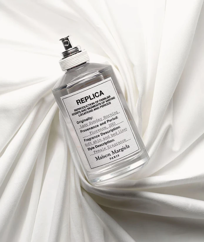 長年熱賣、讓人一用就回不去的白香代表之一！氣味輕柔卻不單薄，讓人聯想到佛羅倫斯明亮而從容的早晨。

豐盈的白麝香與鈴蘭交織出柔軟而乾淨的氣息，像週末醒來時仍不急著起身的片刻——陽光透過窗簾灑落，純白床單包覆著尚未清醒的身體，空氣裡瀰漫著剛洗過織品的清新。

前調的鈴蘭與黃葵籽帶來自然透明的綠意，中調鳶尾、玫瑰與橙花慢慢鋪開，如光線落在肌膚上的溫度；尾調由白麝香、白木與廣藿香收尾，留下貼膚而安心的餘韻。這不是為了出門的香氣，而是為了享受「什麼都不必做」的白色時刻。