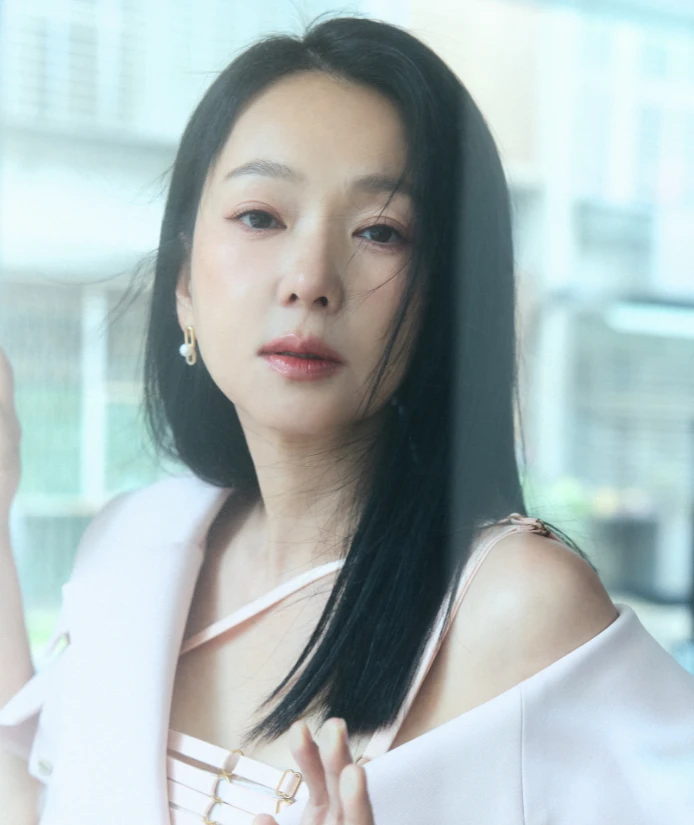 聊完穿搭，六月語氣一轉，提起自己更在意的保養哲學——不是外表，而是心態。

「我不怕變老，也不怕體態鬆一點。我怕的是，還用20歲的心態，對待即將50歲的自己。」

對她來說，真正的保養，是願意在鏡子前誠實，也學會對生活鬆一點。「有皺紋、有斑沒關係，我希望自己的眼神是亮的，心情是自由的。」

歷經大病，她更懂：「不是拼完美，而是活得有餘裕、有選擇的快樂。一天裡，就算只有一件小事讓你覺得幸福，那天就值得了。」