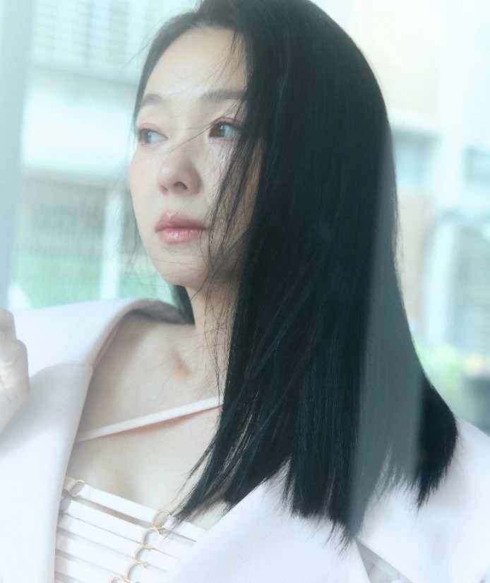 除了與孩子的連結，六月也懂得與自己對話。

「飾品，是我心情的配角。今天想精緻、想俐落，或只是想閃一下，就靠耳環、項鍊、戒指，這也是我每天出門前的小儀式。」

她推薦：「珍珠、鑽石這種經典飾品，買好一點的款式，戴一輩子都美，還能傳給女兒，多好。」她的小包裡，隨時準備著珍珠項鍊、香奈兒戒指、結婚鑽戒，還有各式耳環和手鏈。「我每天都會依造型搭配，臨時要出席什麼場合也不會慌。」

「我很多首飾都沒放保險箱，就是天天戴。人不要被物品綁架，包包買了就要敢放地上，鑽戒買了就要戴出門。」說著，她舉起手腕，指著一只手鏈笑說：「你看，一面是笑臉，一面是鑽，戴著它就會『鑽 (賺) 到笑嘻嘻』。」語畢，現場笑成一片：「是直播帶貨嗎？」
