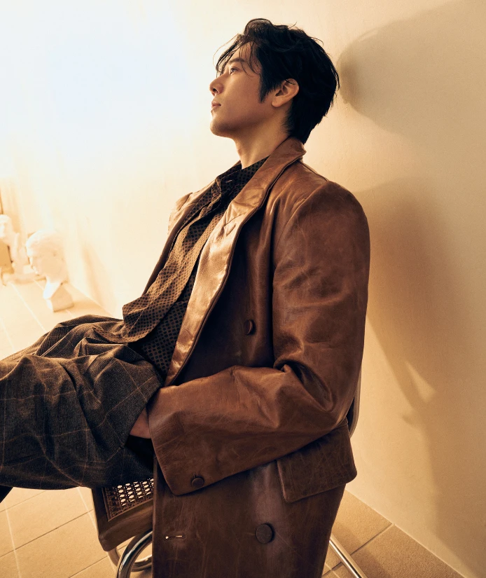 這一次,不再預設情緒,只想讓角色更生活化,「讓他活起來」。但越真實,反而越難。角色看似走出低谷,內心卻仍在拉扯。「那種狀態有點混亂,要花很多功夫把自己挖出來、調整出來。」
《就算一個人也可以好好吃飯2》談的是「適應」——在新戀情裡,學會克服自己,也學會理解對方。劇中交織著不同年齡與形式的愛情,也包含同性情感,每段關係的掙扎與溫度,都是現實裡最誠實的樣子。
「戲劇讓我理解角色的同時,也更能了解自己。」那份理解,不只是演技的細膩,更是一場生活的練習。真正的成長,也許是學會一個人,也能很幸福。 這一次,不再預設情緒,只想讓角色更生活化,「讓他活起來」。但越真實,反而越難。角色看似走出低谷,內心卻仍在拉扯。「那種狀態有點混亂,要花很多功夫把自己挖出來、調整出來。」
《就算一個人也可以好好吃飯2》談的是「適應」——在新戀情裡,學會克服自己,也學會理解對方。劇中交織著不同年齡與形式的愛情,也包含同性情感,每段關係的掙扎與溫度,都是現實裡最誠實的樣子。
「戲劇讓我理解角色的同時,也更能了解自己。」那份理解,不只是演技的細膩,更是一場生活的練習。真正的成長,也許是學會一個人,也能很幸福。