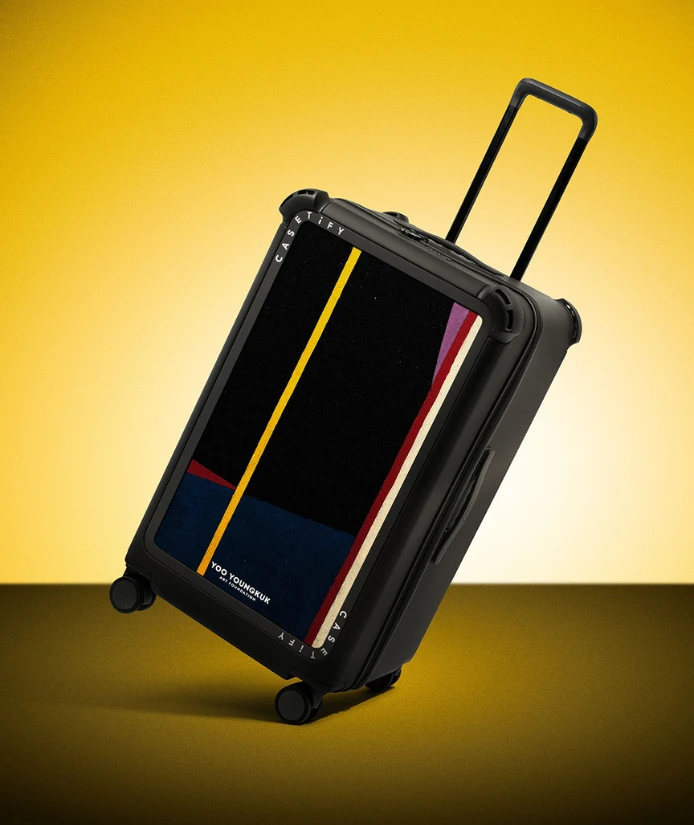 選擇黑色行李箱的你，重視的是風格與深度，而不是表面的熱鬧。比起追逐熱門景點，更在意空間本身的美感與個性。旅行不只是離開熟悉的地方，而是走進不同的美學之中，感受另一種生活方式。

特色設計飯店的魅力，在於每一個細節都帶著獨特的語言。從建築線條、材質選擇，到光線與空間的留白，都讓人沉浸在一種專屬的氛圍裡。那不只是住宿，而是一場與設計共處的體驗。

一間隱身城市中的設計旅宿，或是由建築師打造、與自然融合的空間，讓你在房間裡停留的時間，甚至比外出更多。坐在窗邊，看著光影變化，讓思緒慢慢沉澱。

這樣的旅行，不是為了填滿行程，而是為了找到能夠真正放鬆的地方。真正珍貴的，不是去過多少景點，而是找到一個空間，讓自己感到安靜而完整。