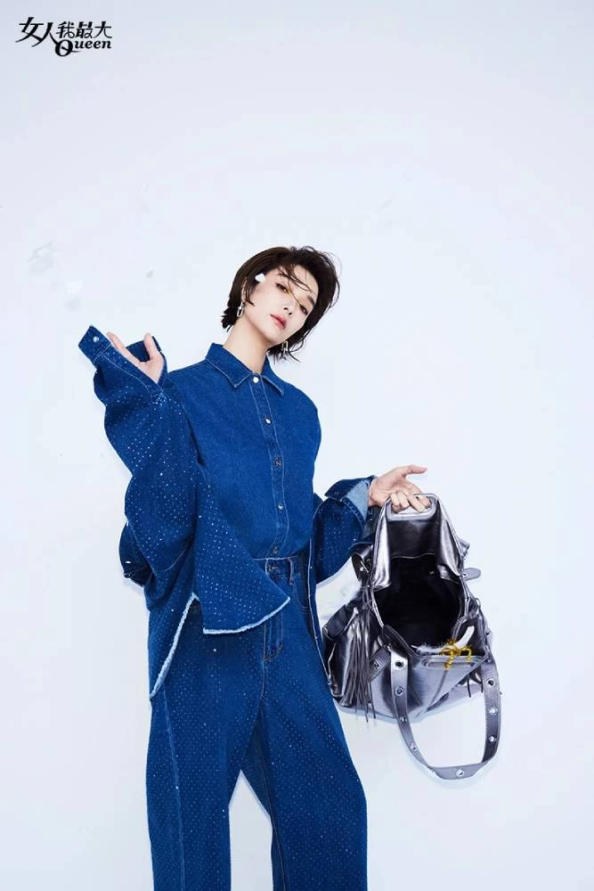 談到「愛自己」,她坦言,這不僅僅是一句口號。「現代人常常將“愛自己“和“任性“混為一談。其實,愛自己需要深刻的誠實。誠實面對自己的渴望,接納自己的全部,無論好壞。」
這一步,看似簡單,實則充滿挑戰。她提到「被討厭的勇氣」,以及陷入「委屈求全」的困境。「如果不能誠實面對自己,又無法勇敢表達真實想法,就容易掉入委屈求全的陷阱。」她語氣平靜,卻深具洞察力,「愛自己,不僅是內心的和解,更是與外界的平衡。學會接受真實的自己,同時也要學會以自己的方式去表達。」 談到「愛自己」,她坦言,這不僅僅是一句口號。「現代人常常將“愛自己“和“任性“混為一談。其實,愛自己需要深刻的誠實。誠實面對自己的渴望,接納自己的全部,無論好壞。」
這一步,看似簡單,實則充滿挑戰。她提到「被討厭的勇氣」,以及陷入「委屈求全」的困境。「如果不能誠實面對自己,又無法勇敢表達真實想法,就容易掉入委屈求全的陷阱。」她語氣平靜,卻深具洞察力,「愛自己,不僅是內心的和解,更是與外界的平衡。學會接受真實的自己,同時也要學會以自己的方式去表達。」