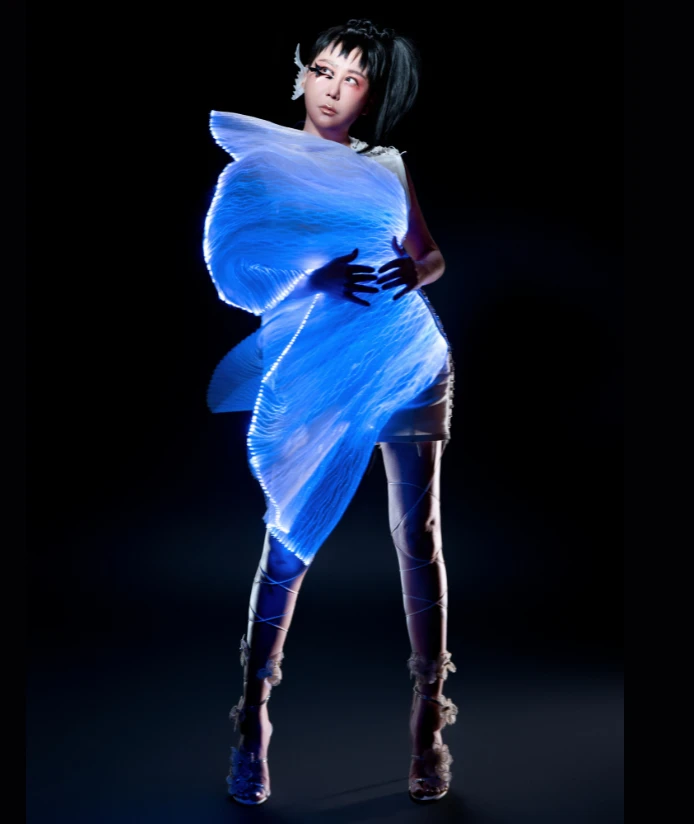 在演藝圈數十年,「時尚教主」、「綜藝女王」的標籤從未少過。對許多人而言,標籤是束縛,她卻不閃躲:「貼標籤?沒關係啊!代表你是個咖。喜歡你的人會給你榮譽標籤,不喜歡你的也會貼。為標籤而活,太辛苦了。停止對自己的內耗,好嗎。」
外界的定義,對她而言不是枷鎖,而是闖蕩四十多年的「成績單」,甚至是戰功的勳章。她全盤接收,把每一次評價都轉化為自我成長的養分。 在演藝圈數十年,「時尚教主」、「綜藝女王」的標籤從未少過。對許多人而言,標籤是束縛,她卻不閃躲:「貼標籤?沒關係啊!代表你是個咖。喜歡你的人會給你榮譽標籤,不喜歡你的也會貼。為標籤而活,太辛苦了。停止對自己的內耗,好嗎。」
外界的定義,對她而言不是枷鎖,而是闖蕩四十多年的「成績單」,甚至是戰功的勳章。她全盤接收,把每一次評價都轉化為自我成長的養分。