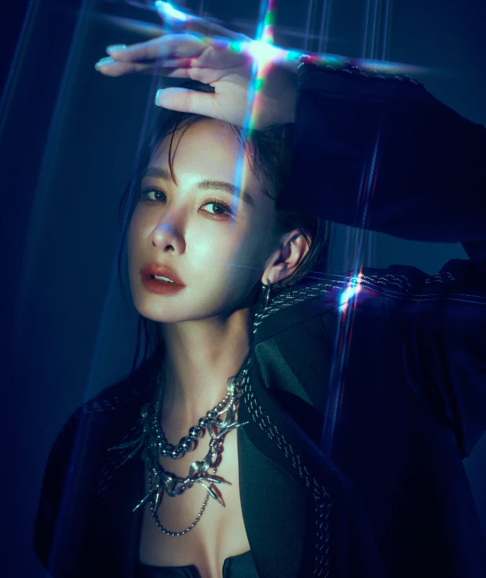 蘇菲在親情裡的自我消磨,引發共鳴的同時,這部戲更像另一面鏡子,映射出當代女性對於外貌焦慮與自我價值與拉扯。面對戲中探討的「改造自己」與「自我接納」的矛盾,安心亞的見解倒顯得通透,甚至帶著一點瀟灑的帥氣。
「美是一種力量,它讓你擁有跨出家門、直視世界的『底氣』;真實則像是一種『回家』的感覺。」她並不反對追求漂亮,卻更在意出發點:「前提是,你真的知道自己想要成為什麼樣子嗎?」
安心亞認為真正的幸福,並非來自外在的極致改變,而是源於勇氣——去面對那些狼狽的、脆弱的、甚至是不堪的面向。接納了這些「不完美」,才能真正解決「覺得自己不夠好」的長久匱乏。 蘇菲在親情裡的自我消磨,引發共鳴的同時,這部戲更像另一面鏡子,映射出當代女性對於外貌焦慮與自我價值與拉扯。面對戲中探討的「改造自己」與「自我接納」的矛盾,安心亞的見解倒顯得通透,甚至帶著一點瀟灑的帥氣。
「美是一種力量,它讓你擁有跨出家門、直視世界的『底氣』;真實則像是一種『回家』的感覺。」她並不反對追求漂亮,卻更在意出發點:「前提是,你真的知道自己想要成為什麼樣子嗎?」
安心亞認為真正的幸福,並非來自外在的極致改變,而是源於勇氣——去面對那些狼狽的、脆弱的、甚至是不堪的面向。接納了這些「不完美」,才能真正解決「覺得自己不夠好」的長久匱乏。