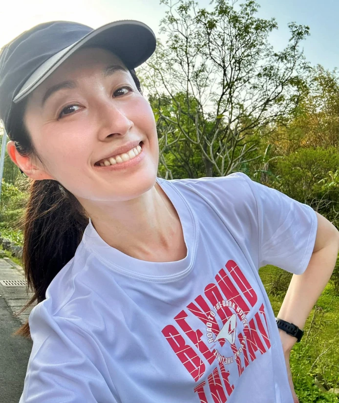 隨著生活節奏逐漸穩定，她對飲食與放鬆的理解也變得更加從容。她以原型食物為主，重視營養均衡，並不追求極端的自律。

「突然想吃速食或甜食，我還是會大方吃。」語氣輕快的田中千繪透露，偶爾的放縱不是失控，而是誠實回應身體。真正重要的，是理解自己的需求，而不是壓抑它。

當想讓自己慢下來時，田中千繪會走進大自然。森林的氣味、緩慢的步伐、甚至路邊出現的小動物，都讓人重新找回呼吸。
「那些小小的生命，很治癒。」

而最讓她感到幸福的味道，始終來自東京的家。母親的家常菜，是任何地方都無法複製的安心。