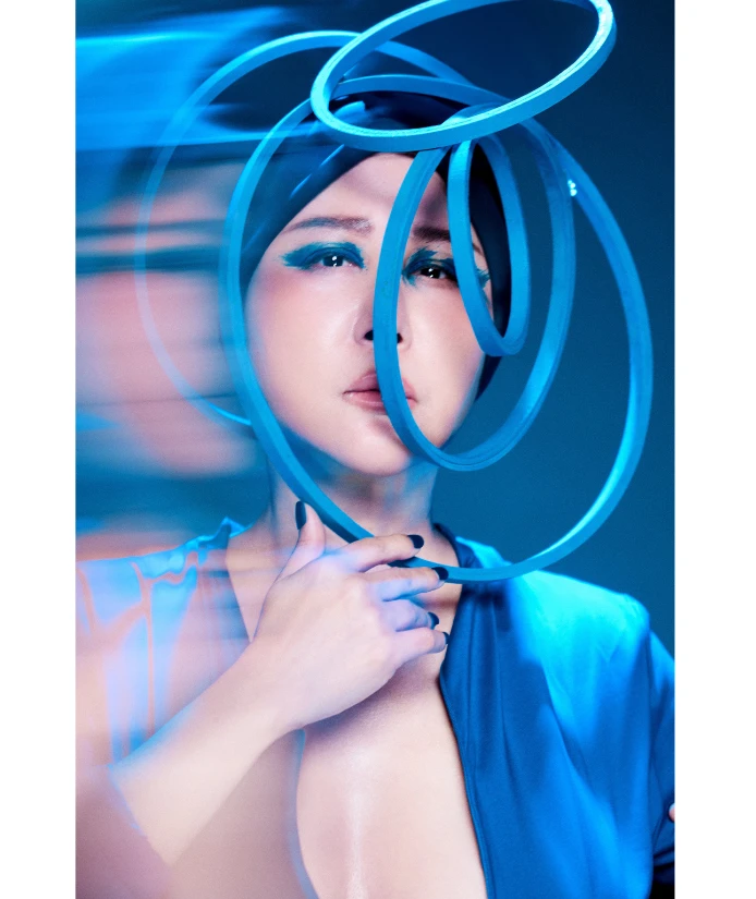 她成全年輕人去碰撞，淬鍊出各自的完整；自己則在不完整中，活成了風度。「在我心裡，風度從來不是整齊劃一。就像這次的彩妝、髮型，甚至服裝，看起來好像不完整、不平衡，彷彿少了什麼。但，那正是我的人生啊。——誰說人生一定要對稱？誰說花一定要盛開才算完美？」

每一朵花本就自有姿態，各自完整，各自盛開。「人生，也不是非得滿載而歸才有意義，對吧？這一次，我用「不平衡」去展現力量，妝容裡的那處留白，比濃墨重彩更具張力。」

「留白，不只是藝術裡的呼吸，也是生活裡的空間。」藍心湄語氣篤定。她的人生，不急著填滿，不追求對稱，而是在不完整中找到屬於自己的完整。