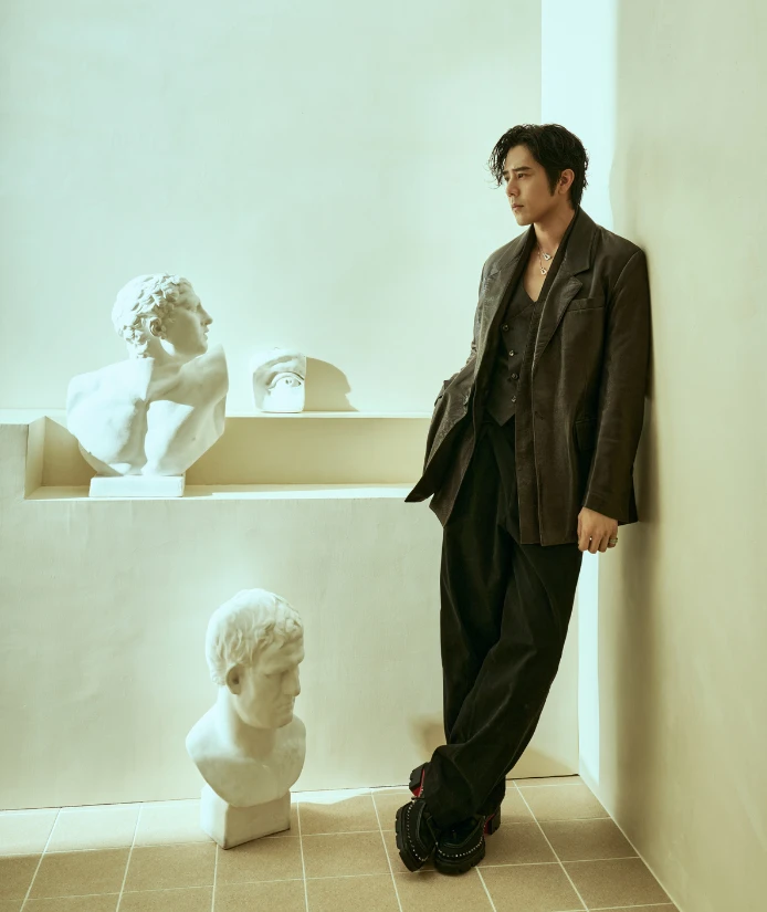 料理從不是單純的滋味,而是一種生活哲學。當話題回到現實餐桌,剩食這個全球議題自然被提起。「我挑食材不看外表,有些長得醜的,味道反而最好。食物,我要的是味道,不是外貌。」
他笑說自己去吃 buffet,總會先盤算「今天要吃幾盤」,拿多少、吃多少,從不浪費。
「從小家裡就教我們不能浪費。兩個人煮飯常會剩,吃不完就冰起來,隔天繼續吃。」這樣的習慣,早已成為生活的一部分。對胡宇威而言,「不浪費」不只是節制,更是一種溫柔的珍惜 料理從不是單純的滋味,而是一種生活哲學。當話題回到現實餐桌,剩食這個全球議題自然被提起。「我挑食材不看外表,有些長得醜的,味道反而最好。食物,我要的是味道,不是外貌。」
他笑說自己去吃 buffet,總會先盤算「今天要吃幾盤」,拿多少、吃多少,從不浪費。
「從小家裡就教我們不能浪費。兩個人煮飯常會剩,吃不完就冰起來,隔天繼續吃。」這樣的習慣,早已成為生活的一部分。對胡宇威而言,「不浪費」不只是節制,更是一種溫柔的珍惜