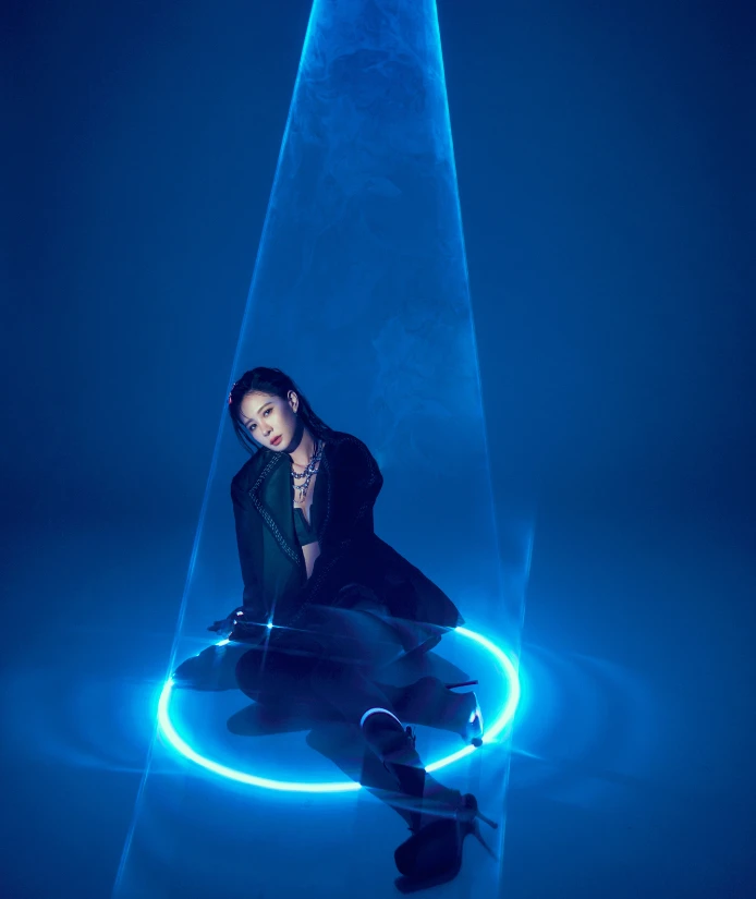 《整形過後》即將進入尾聲,聊及「蘇菲」這個角色,細微且隱痛的內在層次,最令安心亞著迷。
「蘇菲,習慣性把別人需求,放在首位的人。」安心亞輕聲說著,語氣裡帶著一絲疼惜。在經歷了與母親種種糾葛後,她終於明白:「永遠把別人的優先放在最優先,最終消失的會是自己。」
對安心亞而言,與劇中母親的對手戲格外沉浸,那其中包含的是對「遺憾」的反覆叩問,以及對失去的深層恐懼。
即便現實生活中未經歷同樣情境,心底深處「媽媽不在了,我的世界也就坍塌了」的共鳴,成了她詮釋角色時,最柔軟也最堅硬的核心。 《整形過後》即將進入尾聲,聊及「蘇菲」這個角色,細微且隱痛的內在層次,最令安心亞著迷。
「蘇菲,習慣性把別人需求,放在首位的人。」安心亞輕聲說著,語氣裡帶著一絲疼惜。在經歷了與母親種種糾葛後,她終於明白:「永遠把別人的優先放在最優先,最終消失的會是自己。」
對安心亞而言,與劇中母親的對手戲格外沉浸,那其中包含的是對「遺憾」的反覆叩問,以及對失去的深層恐懼。
即便現實生活中未經歷同樣情境,心底深處「媽媽不在了,我的世界也就坍塌了」的共鳴,成了她詮釋角色時,最柔軟也最堅硬的核心。