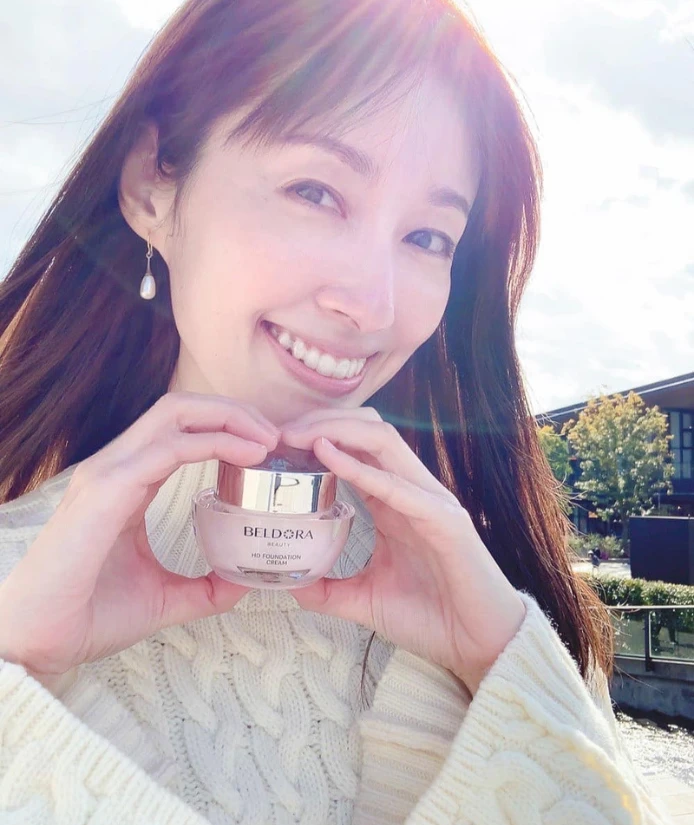 而這份成熟，也延伸到她面對人生的方式。

她不急著預測未來，也不沉溺於過去，而是專注於每天正在發生的事情。

採訪尾聲，她分享一句常提醒自己的話：「神會出現在所有細節上。」表演也好，生活也好，都需要細心對待每個瞬間。那些看似微小的累積，終究會在時間裡留下重量。

走過低谷與轉折，如今的田中千繪，比任何時候都更清楚自己的步伐。人生不再是急速衝刺，而是一段持續前行的旅程。

而這份從容發光的力量，也正是她與蓓朵娜攜手6年所共同傳遞的信念——真正的美，不在瞬間，而在時間裡慢慢發光。