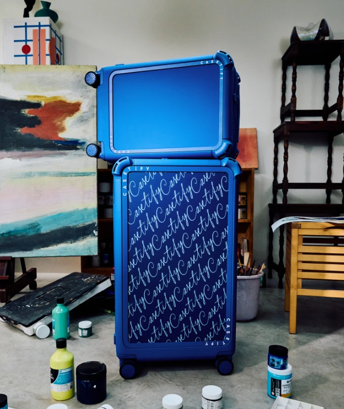 選擇藍色行李箱的人，嚮往的是從容而優雅的旅行節奏。比起快速抵達目的地，更享受火車移動的過程。旅行不只是改變位置，而是一段可以慢慢體驗的過程。

星級鐵道旅行的迷人之處，在於它讓時間變得不同。坐在舒適的座位上，看著窗外的風景緩緩後退，城市、山脈與河流一幕幕展開。沒有匆忙，只有穩定而安心的節奏。

在列車上，可以靜靜地看風景，也可以什麼都不做，單純享受這段移動的時光。當旅程不再只是起點與終點之間的距離，而是一段完整的體驗，每一刻都變得值得記住。

鐵道的精緻慢旅，代表的是一種成熟與穩定。真正重要的，不是多快抵達，而是在過程中，找到屬於自己的節奏。