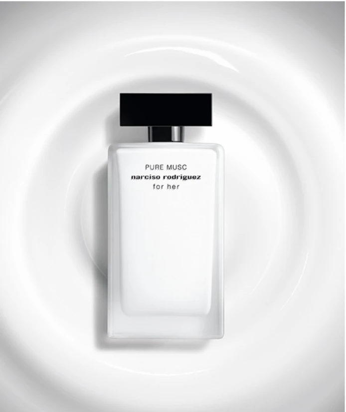 是許多人認識白麝香的經典，Narciso Rodriguez For Her 幾乎重新定義了「貼膚型香氣」的概念。它不追求張揚的香調對比，而是將氣味貼近肌膚，成為個人氣息的一部分。

玫瑰與麝香的組合柔和而純粹，帶著淡淡粉感，乾淨卻不單薄，像是皮膚本身自然散發出的好聞氣息。白色花香讓整體輪廓更加清透，氣味輕柔卻不失存在感。

尾段的喀什米爾木質調帶出溫暖而穩定的深度，使香氣在柔軟之中保有力量。它不急著留下印象，卻會在靠近時被清楚感知，是許多人會反覆回購，默默留在身邊的一款香氣。