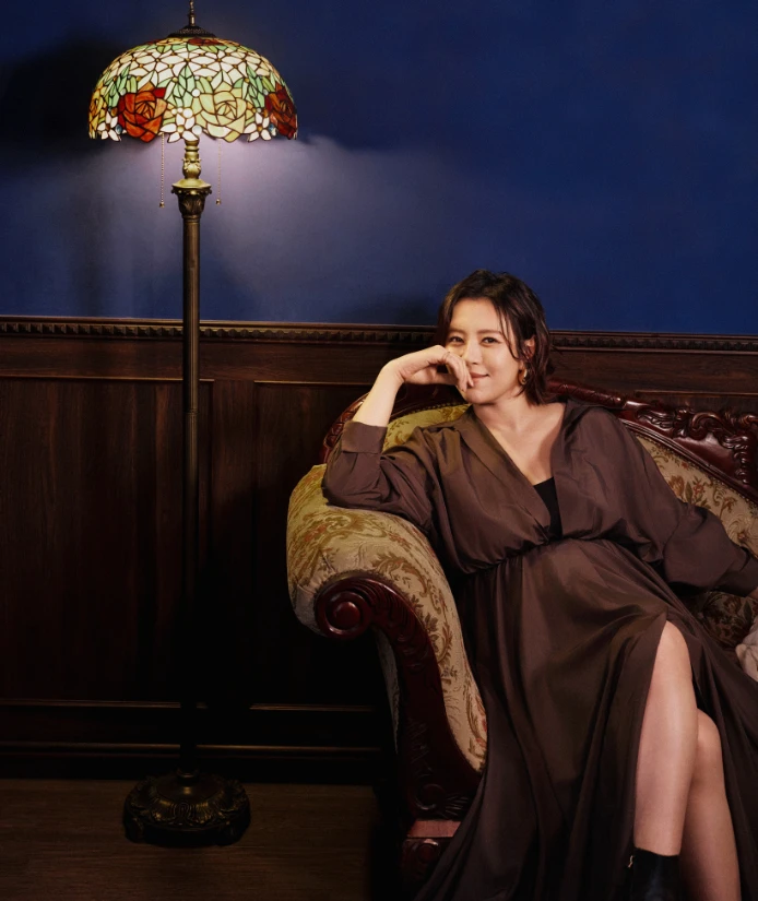 陽光斜斜灑進，柔和的光影映在沙發上。劉品言端坐其中，笑意輕盈，卻不掩眼神裡的篤定。她的身上，既有從少女時代一路走來的光芒，也有隨著歲月積累下來的沉靜與溫柔。

如今，她正迎接人生全新的篇章——不再只是螢光幕前的主持人、歌手、演員，而是妻子、準媽媽。

「以前的我，很愛規劃。」她帶著一點自我調侃地笑著說。那笑容裡，有對過去的溫柔回望。「直到身邊有了老公、狗狗，我才真正明白，有些事不是努力就能完全掌控的。未來還會有女兒，更不可能吧？那就順其自然吧！」