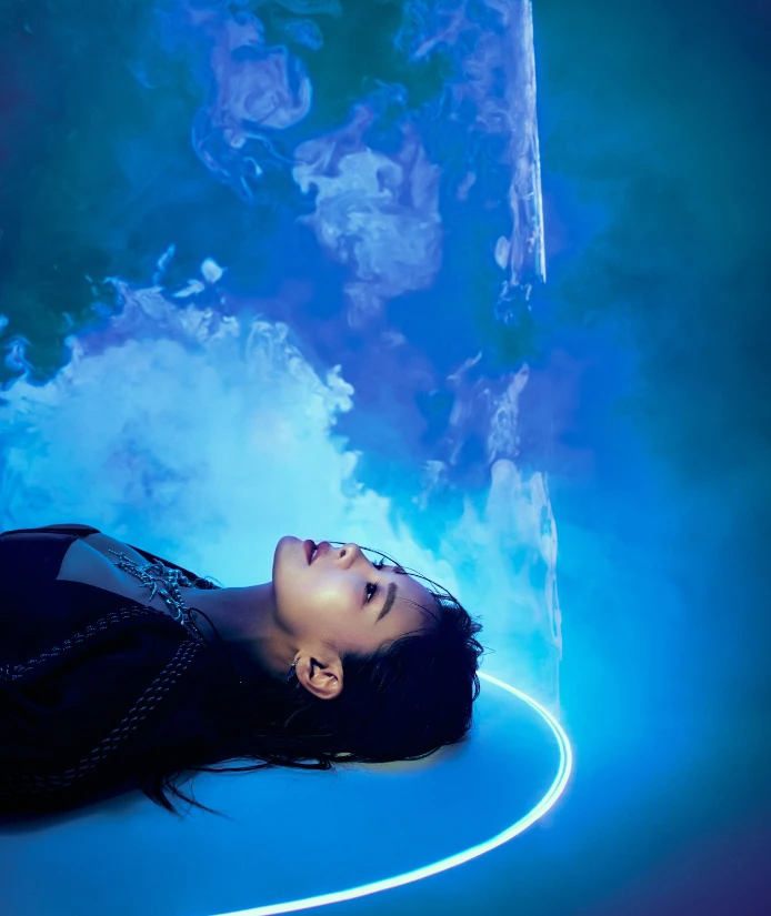 這份通透並非天生,而是與自我反覆磨合後的體悟。外人眼中,安心亞擁有得天獨厚的外在條件,但「追求完美」也曾是她揮之不去的課題。
「以前的我總是繃得很緊,試圖抓住每一件事。現在我正在學習『放鬆』,不去害怕失去,也不急於佔有。」
心境上的轉向,直接映照在舞台上的光采。回憶起這次金鐘獎上收穫無數好評的臨場反應,安心亞笑得爽朗,直言:「全靠一股『衝一波』的直覺!」
正因為學會專注於當下的放鬆,火花反而在放手的那一刻,迸發出耀眼光芒。 這份通透並非天生,而是與自我反覆磨合後的體悟。外人眼中,安心亞擁有得天獨厚的外在條件,但「追求完美」也曾是她揮之不去的課題。
「以前的我總是繃得很緊,試圖抓住每一件事。現在我正在學習『放鬆』,不去害怕失去,也不急於佔有。」
心境上的轉向,直接映照在舞台上的光采。回憶起這次金鐘獎上收穫無數好評的臨場反應,安心亞笑得爽朗,直言:「全靠一股『衝一波』的直覺!」
正因為學會專注於當下的放鬆,火花反而在放手的那一刻,迸發出耀眼光芒。