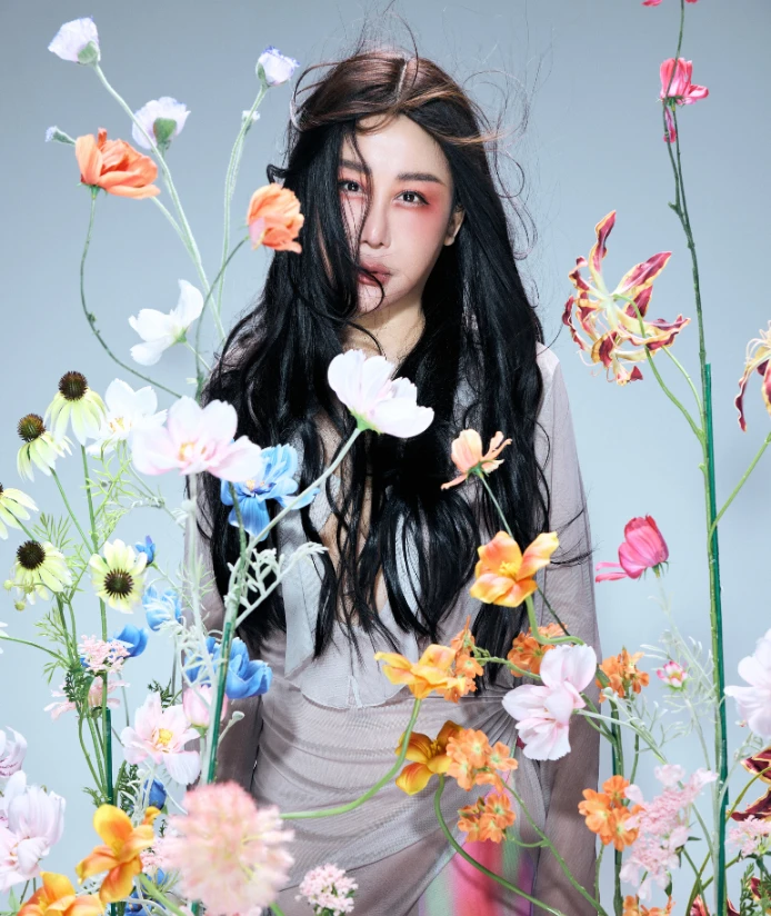 她語速放慢,卻異常堅定:「年輕吃苦是吃補,老了吃苦才是真正的苦。」這句話,是藍心湄最常叮嚀後輩的一句提醒,背後藏著對人生的深刻洞察:「我見過太多同行,年輕賺得快卻揮霍,沒有規劃,老來日子就很難過。」
語調一轉,像是在叮嚀,也像在疼惜:「女人啊,要學會自私一點,對自己好的那種自私。少買十件便宜貨,省下來換一件經典款;吃的、用的,都要追求價值,而不是短暫的價格。」 她語速放慢,卻異常堅定:「年輕吃苦是吃補,老了吃苦才是真正的苦。」這句話,是藍心湄最常叮嚀後輩的一句提醒,背後藏著對人生的深刻洞察:「我見過太多同行,年輕賺得快卻揮霍,沒有規劃,老來日子就很難過。」
語調一轉,像是在叮嚀,也像在疼惜:「女人啊,要學會自私一點,對自己好的那種自私。少買十件便宜貨,省下來換一件經典款;吃的、用的,都要追求價值,而不是短暫的價格。」