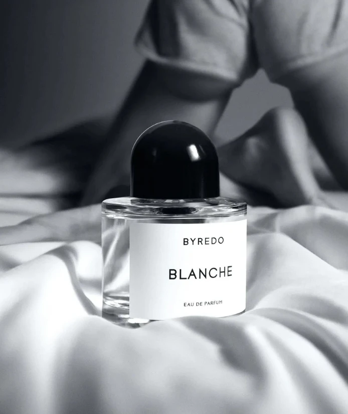 作為白麝香的經典象徵，Byredo 返樸歸真 Blanche 本身就像一種「雲舞白」的氣味狀態——不急著被注意，而是慢慢被感受到。

典藏版淡香精延續這份留白美學，在清澈的醛香之中加入黑胡椒的細微辛辣，像關係裡仍保有稜角的自我，安靜卻真實。隨後浮現的白花並不張揚，而是貼近肌膚地存在；真正讓人停留下來的，是尾調麝香、羊絨木與琥珀帶來的溫度，如同被理解與包容的感覺。

這不是為了取悅他人的香氣，而是一種能陪伴日常、與體溫共呼吸的白色狀態——柔軟、克制，卻長久。