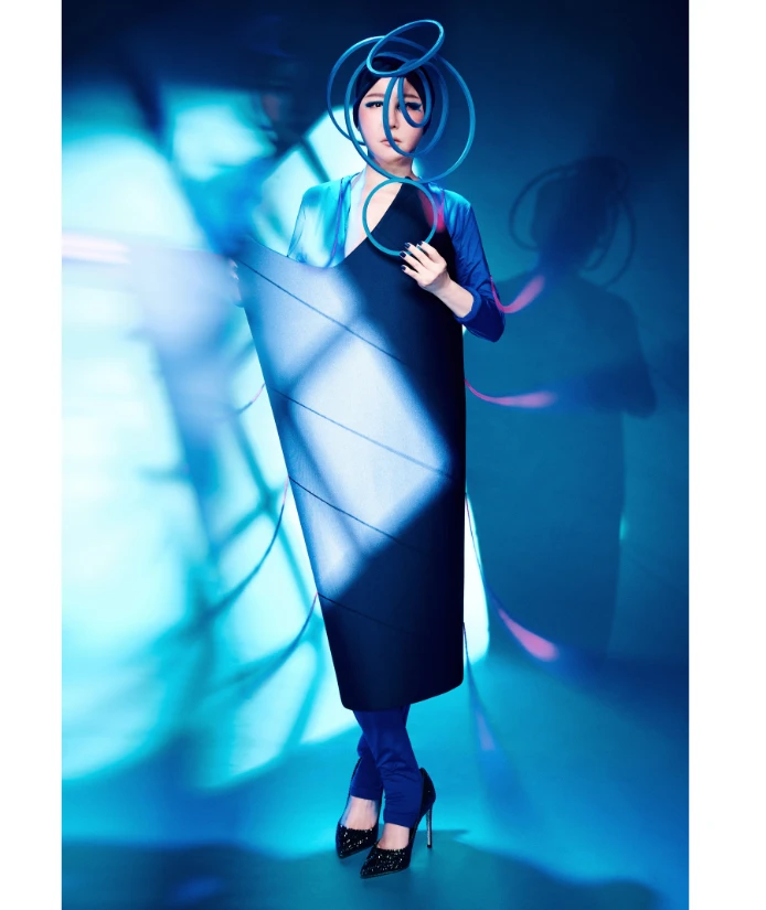 年輕時的藍心湄，曾堅信「不為瞬間綻放，要為永恆而活」。那是自信與熱血的年代，時間似乎取之不盡。

如今60歲的她，卻反轉了這句話：「不為永恆綻放，要為瞬間而活。」

「當你意識到時間的稀缺，就會明白瞬間才是唯一能握住的東西。」她說。每一次對視、每一次呼吸，甚至零點一秒的光陰，都是生命裡最值得珍惜的禮物。綻放，對她而言，不再是追求舞台效果，而是一種生命狀態——短暫卻真實，稍縱即逝卻深遠。