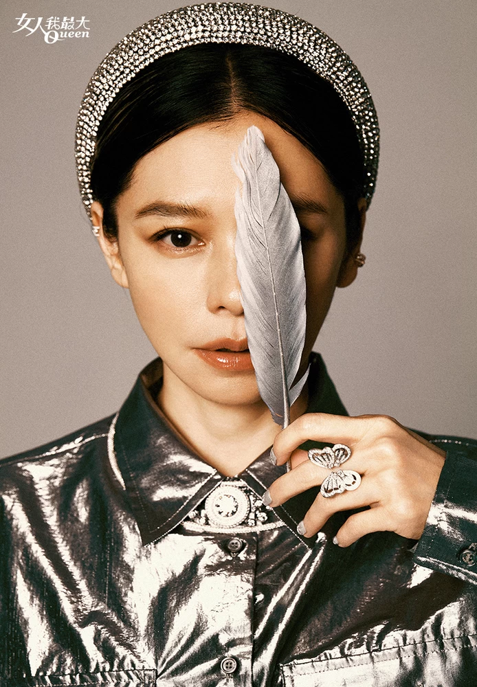採訪一開始,我們直奔主題——3月8日國際婦女節,現代女性該如何活得精彩又獨立?Vivian微微一笑,回答簡潔而有力:「不能放過自己!」這句話彷彿多年來對自己的叮嚀,簡單卻深刻地觸動人心。
「想想自己這一生要如何過?」她語氣堅定而溫暖地說,「如果只想放空、沒有目標,很難活得精彩。我的答案很明確——精彩活著!要活得精彩,就不能放過自己!唯有勇敢嘗試、付出努力,才能發現自己的潛能。」
徐若瑄眼中閃著光芒:「人生只有一次,我希望無怨無悔去體驗和挑戰,哪怕失敗,那才是真正的成長。」對她而言,每個目標都是讓生命更加豐盛精彩的契機。 採訪一開始,我們直奔主題——3月8日國際婦女節,現代女性該如何活得精彩又獨立?Vivian微微一笑,回答簡潔而有力:「不能放過自己!」這句話彷彿多年來對自己的叮嚀,簡單卻深刻地觸動人心。
「想想自己這一生要如何過?」她語氣堅定而溫暖地說,「如果只想放空、沒有目標,很難活得精彩。我的答案很明確——精彩活著!要活得精彩,就不能放過自己!唯有勇敢嘗試、付出努力,才能發現自己的潛能。」
徐若瑄眼中閃著光芒:「人生只有一次,我希望無怨無悔去體驗和挑戰,哪怕失敗,那才是真正的成長。」對她而言,每個目標都是讓生命更加豐盛精彩的契機。
