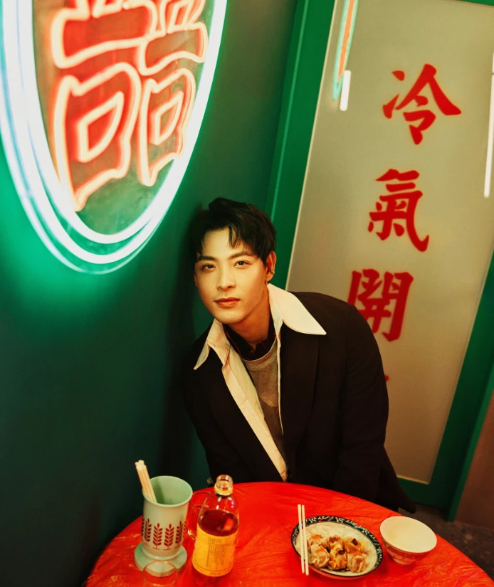 對連晨翔來說，「家庭」始終是生命裡最深刻的底色。也因此，當他走進新戲《舊金山美容院》時，親情線格外觸動他。劇中，他挑戰飾演江之浩——一個與自己性格迥異的年輕人：開朗、健談，總能毫無保留地與父母分享心事。

「我在家話比較少，尤其是男生，不會什麼都跟爸媽分享。之浩這個角色，他什麼都能講，而且講得自然又大方。對我來說，要把這種活潑演得不做作，是需要拿捏的。」

當劇中「妹妹」遭受欺負時，那份本能的「保護欲」瞬間湧現，讓連晨翔幾乎無需思考，就能全然投入情緒。「與家人相關的片段，總會下意識地投射到現實生活中——那種情感的牽引，比我想得更為強烈。」

在《舊金山美容院》中，他也首次經歷了從憤怒到淚水的情緒轉換。「過去，我會刻意思考該怎麼演；這一次，情感卻是自然而然地流動——感覺到了，就來了。」