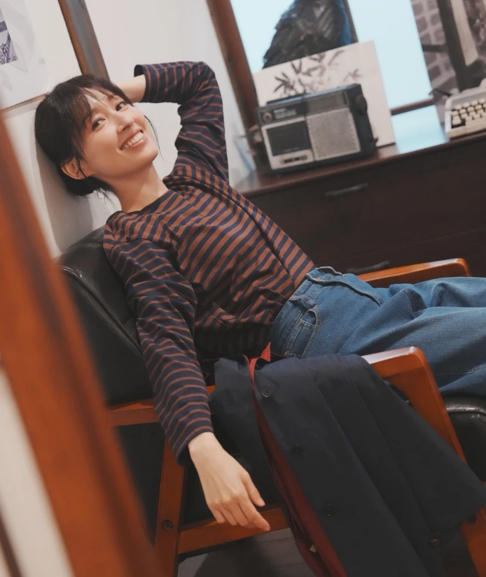 然而，所有從容的背後，都曾走過一段與自己對話的時光。

在時間帶來自信與穩定的同時，她也曾經歷最密集而失衡的時期。角色與行程接連推進，表演一度成為近乎機械的輸出。站在舞台上，她開始懷疑情緒是否仍然真實。

於是，在事業仍向前時，「我選擇暫停一年半——沒有通告，也沒有既定目標，只是把時間重新交還給自己。」正是在那段空白中，她重新認識了真正的自己。

「那不是退場，而是一段必要的整理。」從那之後，她面對舞台與人生的步伐，變得更加穩定。