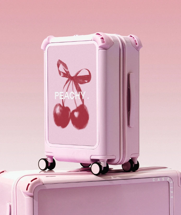 選擇粉色行李箱的你，嚮往的是一種帶有溫度與氛圍的旅行方式。比起密集的景點安排，更重視的是空間帶來的感受，以及那些讓人願意停下腳步的瞬間。旅行不只是移動，而是讓日常暫時變得夢幻又浪漫。

走進一間只有少數座位的咖啡店，點一杯喜歡的飲品，坐在剛好灑進陽光的位置。或是在沒有預期的街道上，偶然發現一間風格獨特的咖啡小店，因為被吸引，而決定停留。

特色咖啡廳的吸引力，不只是外表，更不是為了打卡，而是一種讓人自然放慢節奏，重新感受當下。在這樣的空間裡，時間不再催促，而是靜靜地流動。

這些片刻，不需要刻意安排，卻往往成為旅程中最深刻的浪漫記憶。真正珍貴的，不是拍下多少照片，而是在那個瞬間，感受到放鬆與自在，重新找回與生活連結的自己。