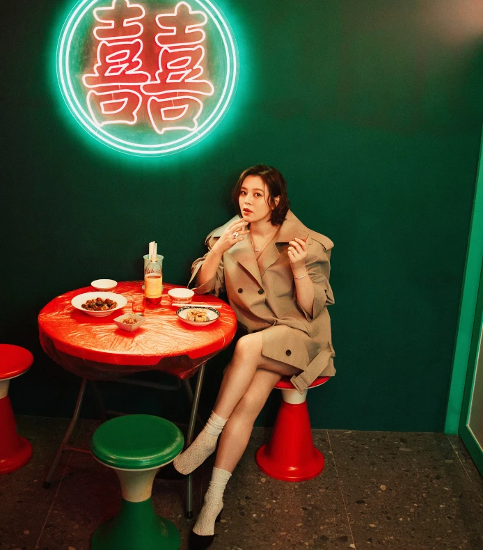 從懷孕到迎接新生命，話題總免不了被拉到各種抉擇。比起「自然產」或「剖腹產」哪個更好，劉品言更感到不可思議的，是社會對教育的焦慮。

「姐妹們問我，小孩國中要讀哪裡？決定了，就要回推小學、幼稚園先佈局規劃。明明我都還沒生。」她忍不住笑出聲，卻也帶著難以置信。

接著，她給出篤定卻柔軟的答案：「不會要求孩子成績一定要多好，我自己也不是那樣長大的。只希望她快樂、自在，而不是活在別人的期待裡。」

劉品言的語氣輕柔，卻蘊含著篤定的力量。她不急著為孩子設下框架，更不急著把家庭規劃得分毫不差。她更願意相信，生命會按照自己的節奏，緩緩展開。

就像她說的那句——「順其自然吧。」這不是妥協，而是一種勇氣，是一位女人在生命新階段裡，對自己、對孩子、對家庭，最溫柔而堅強的承諾。