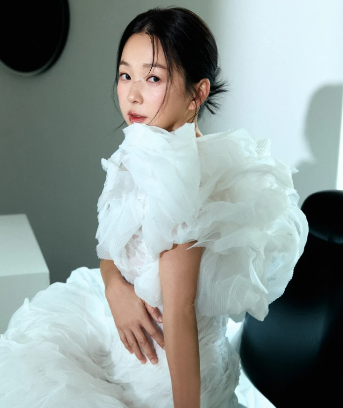 這場對話,從年齡聊到心境,再一路走進婚姻。她不急著給出什麼「正確答案」,只是以最日常、誠實的語氣,分享人生這門課的筆記:「以前我追求完美,現在,只想讓自己舒服健康。」
對許多人來說,五十歲是個提醒年華不再的數字;對六月蔡君茹而言,卻是一個嶄新的開端。
「比我早進『50俱樂部』的朋友很多,明年終於輪到我了!」她笑說,「五十,真的是一個令人期待的節點。」
「還沒到五十歲前,我的生活節奏總是很緊湊,很多事都想快點完成。但從45歲開始,我的心境慢慢改變,變得更平和,也開始學著放慢腳步,好好生活。」
她坦言:「年輕時,我拼命工作、也認真存錢。現在財務比較自由了,可以選擇繼續工作,也可以選擇退休,生活不再有太大壓力。與其擔心年齡的數字,我更在意的是——怎麼讓自己過得舒服、活得健康。」 這場對話,從年齡聊到心境,再一路走進婚姻。她不急著給出什麼「正確答案」,只是以最日常、誠實的語氣,分享人生這門課的筆記:「以前我追求完美,現在,只想讓自己舒服健康。」
對許多人來說,五十歲是個提醒年華不再的數字;對六月蔡君茹而言,卻是一個嶄新的開端。
「比我早進『50俱樂部』的朋友很多,明年終於輪到我了!」她笑說,「五十,真的是一個令人期待的節點。」
「還沒到五十歲前,我的生活節奏總是很緊湊,很多事都想快點完成。但從45歲開始,我的心境慢慢改變,變得更平和,也開始學著放慢腳步,好好生活。」
她坦言:「年輕時,我拼命工作、也認真存錢。現在財務比較自由了,可以選擇繼續工作,也可以選擇退休,生活不再有太大壓力。與其擔心年齡的數字,我更在意的是——怎麼讓自己過得舒服、活得健康。」