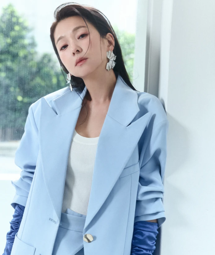 一提到孩子，六月笑了，語氣裡也藏著無奈：「我很想多陪他們，只是現在最大的課題，是親子溝通。兒子11歲了，我講錯一句話，他可以翻我三天白眼。」

她坦言自己不是完美媽媽，也還在學習——學著從原生家庭的「不會說愛」，轉變成一位懂得共情、願意「用愛教育」的母親。

「他長得太快了，有時我會怕自己的學習速度，跟不上他的成長。所以最近我很專注在親子教育上，希望不只是管教約束他，而是真正支持他。」