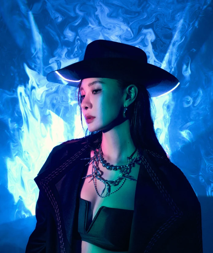 這份從容,也延伸到她的感情觀。提及常被媒體反覆提起的「單身十年」,她神情淡然,「每一年都想著要脫單,這件事卻也強求不來,對吧?」她並不打算把「脫單」生硬地塞進 2026 年的人生清單。
談到婚姻與感情,安心亞依然保有那份浪漫與勇敢。「目前婚姻不在規劃內;若遇到對的人,我還是會想衝衝看。前提是,不在感情中迷失自己。」 這份從容,也延伸到她的感情觀。提及常被媒體反覆提起的「單身十年」,她神情淡然,「每一年都想著要脫單,這件事卻也強求不來,對吧?」她並不打算把「脫單」生硬地塞進 2026 年的人生清單。
談到婚姻與感情,安心亞依然保有那份浪漫與勇敢。「目前婚姻不在規劃內;若遇到對的人,我還是會想衝衝看。前提是,不在感情中迷失自己。」