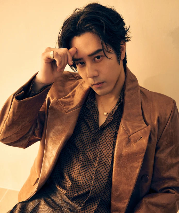 時間,在胡宇威身上留下痕跡,也滋養了內心。喜歡的,就勇敢去做;不喜歡的,就學著改變。每一段時光,都讓他更靠近真實的自己。
「以前,我害怕演律師、醫師,要講很多專有名詞。後來準備好了,才發現那不只是挑戰,更是一種訓練。」語氣平靜,卻藏著對表演的熱情。
「演太多同類型角色會疲乏,我想突破。演過反派,也期待挑戰武打角色。其實我會打拳,很多人不知道。」說起來輕描淡寫,卻像揭開另一層不為人知的自己——那是一種反差,也是一種掙脫。
「戲劇,是入行後的第一份工作;唱片與實境節目,是不同階段的探索。一路走來,我仍在學習,也不斷嘗試,更在過程中學會了留白。十年後,希望自己能更平衡——該工作的時候專注,該放鬆的時候真誠。」
語氣不急不徐,笑容裡有歲月的溫度,也有光的餘韻。時間未曾奪走什麼,只是讓他更明白——成長,本身就像藝術,需要歷經打磨。 時間,在胡宇威身上留下痕跡,也滋養了內心。喜歡的,就勇敢去做;不喜歡的,就學著改變。每一段時光,都讓他更靠近真實的自己。
「以前,我害怕演律師、醫師,要講很多專有名詞。後來準備好了,才發現那不只是挑戰,更是一種訓練。」語氣平靜,卻藏著對表演的熱情。
「演太多同類型角色會疲乏,我想突破。演過反派,也期待挑戰武打角色。其實我會打拳,很多人不知道。」說起來輕描淡寫,卻像揭開另一層不為人知的自己——那是一種反差,也是一種掙脫。
「戲劇,是入行後的第一份工作;唱片與實境節目,是不同階段的探索。一路走來,我仍在學習,也不斷嘗試,更在過程中學會了留白。十年後,希望自己能更平衡——該工作的時候專注,該放鬆的時候真誠。」
語氣不急不徐,笑容裡有歲月的溫度,也有光的餘韻。時間未曾奪走什麼,只是讓他更明白——成長,本身就像藝術,需要歷經打磨。