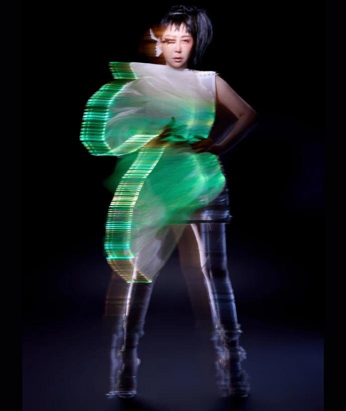 化妝間裡,暖黃燈光映照在鏡中的藍心湄,眉眼之間既有柔和,也藏著鋒芒。談起「成為自己」的力量,她幾乎不假思索:「財富自由!有了它,才是真正的自由,才有做自己的底氣。」語氣坦率而堅定。
她接著補充:「自由從不是憑空而來。精神上的瀟灑,背後必須有物質支撐──至少要有一份穩定收入,更理想的,是建立屬於自己的被動收入。唯有如此,才能真正撐起那份底氣。」這樣的底氣,來自一次次的實戰淬煉。
提及開餐廳的經歷,藍心湄雲淡風輕地笑道:「招牌寫川菜、無辣不歡,客人卻說不吃辣;吃完還評論:『明星開的店沒什麼特別。』」她聳聳肩:「遇到就面對,繼續往前——關關難過關關過。」
話音一轉,又幽默補上一句:「如果討厭一個人,就鼓勵他去開餐廳。」在她口中,再苦的經歷,也能化為灑脫。對她而言,底氣不只是金錢的積累,更是歷經挫折後,仍能從容前行的力量。 化妝間裡,暖黃燈光映照在鏡中的藍心湄,眉眼之間既有柔和,也藏著鋒芒。談起「成為自己」的力量,她幾乎不假思索:「財富自由!有了它,才是真正的自由,才有做自己的底氣。」語氣坦率而堅定。
她接著補充:「自由從不是憑空而來。精神上的瀟灑,背後必須有物質支撐──至少要有一份穩定收入,更理想的,是建立屬於自己的被動收入。唯有如此,才能真正撐起那份底氣。」這樣的底氣,來自一次次的實戰淬煉。
提及開餐廳的經歷,藍心湄雲淡風輕地笑道:「招牌寫川菜、無辣不歡,客人卻說不吃辣;吃完還評論:『明星開的店沒什麼特別。』」她聳聳肩:「遇到就面對,繼續往前——關關難過關關過。」
話音一轉,又幽默補上一句:「如果討厭一個人,就鼓勵他去開餐廳。」在她口中,再苦的經歷,也能化為灑脫。對她而言,底氣不只是金錢的積累,更是歷經挫折後,仍能從容前行的力量。