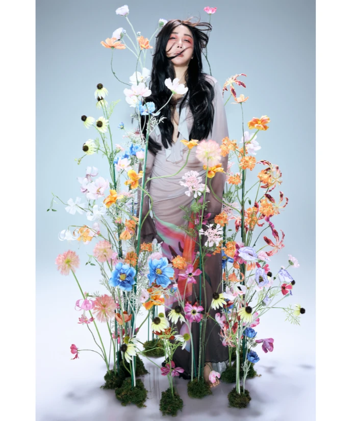 午夜的化妝間，燈光比白晝更刺，藍心湄忍著嘴角的不適，仍然平靜地說：「年輕時我愛堅持，如今我學會禮讓。」這份禮讓，不是退縮，而是一種清醒的成全。

「就像先塗上一層厚厚的凡士林，我會先做好心理準備，當作一層安全防護。然後，再放手讓年輕人去感受那份痛。」她笑著說：「我也曾年少輕狂，不聽勸，直到滿身傷痕才懂，才在一次次跌撞裡慢慢成長。如果不讓他們自己去試，那才是真正的不公平。」

在她看來，冤枉路或許能開出意外的花。藍心湄選擇忍，不插手、不搶走，因為她明白——那份創造的喜悅，必須由年輕人自己去擁有。