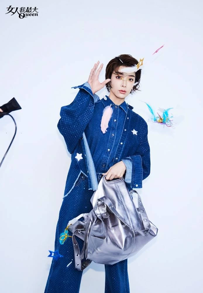 在演藝圈,髮量充沛的女明星常被冠以「髮量富翁」的稱號,而蔡淑臻則是隱藏版中的佼佼者。她幽默說:「年輕時,我的頭髮硬到可以插土裡發芽,每根毛囊能長三根頭髮呢!現在沒那麼多了,反而更適合留短髮,否則會炸開!」
談到維持髮量秘訣,她一語道破:「頭皮需要呼吸。」偶爾使用頭皮深清潔是她的保養關鍵。「這樣可以減少毛囊堵塞導致掉髮。」至於頭皮養護液,她坦率笑道:「我不是很認真用啦,想到就噴一噴!不過,我真心覺得清潔才是根本。太多油,太多造型品,頭皮怎麼受得了?對吧?」 在演藝圈,髮量充沛的女明星常被冠以「髮量富翁」的稱號,而蔡淑臻則是隱藏版中的佼佼者。她幽默說:「年輕時,我的頭髮硬到可以插土裡發芽,每根毛囊能長三根頭髮呢!現在沒那麼多了,反而更適合留短髮,否則會炸開!」
談到維持髮量秘訣,她一語道破:「頭皮需要呼吸。」偶爾使用頭皮深清潔是她的保養關鍵。「這樣可以減少毛囊堵塞導致掉髮。」至於頭皮養護液,她坦率笑道:「我不是很認真用啦,想到就噴一噴!不過,我真心覺得清潔才是根本。太多油,太多造型品,頭皮怎麼受得了?對吧?」