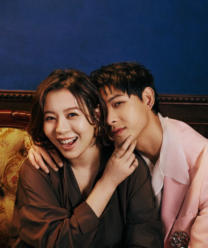 除了人生的新角色，10 月19日 劉品言也帶來戲劇新作《舊金山美容院》。在鏡頭前，她的眼神依舊清澈，卻藏著經歷起伏後的深度。談到這部戲，她毫不掩飾心中的熱情：「這是一部很『當下』的戲，講的是這一代人最熟悉的課題：與父母的羈絆，與身邊最親密之人的拉扯與靠近。這份真實，很容易讓人投射自己。」

導演杜政哲形容這部作品是「很男生的戲」——關於青春、迷惘與成長。然而，劉品言飾演的「林麗穎」卻成了全劇的靈魂。她不是張揚的存在，而是在低谷裡，唯一能托起對方靈魂的陪伴。

「最難的，是在 24 集有限的篇幅裡，讓觀眾依然能感受到角色的生命層次。」她直言，這正是詮釋角色最大的挑戰。