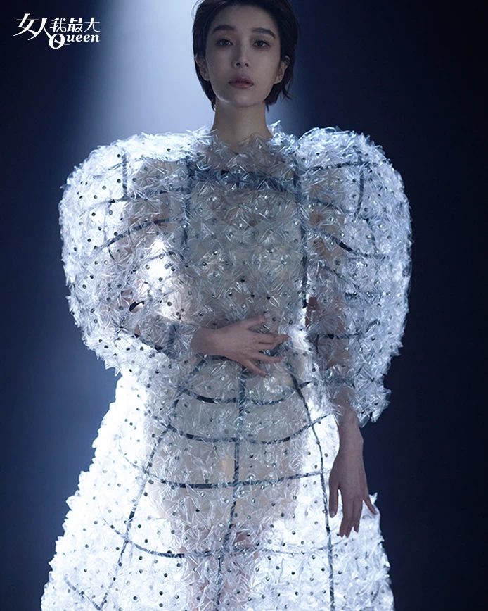 2022電視劇《村裡來了個暴走女外科》掀起了熱潮,不僅成為話題之作,更讓蔡淑臻成功奪下金鐘獎戲劇女主角。回顧那段過程,「當時所有人都在質疑,零基礎、零資金,甚至零信心,對於我別無選擇,只能往前走。不是樂觀,而是這是唯一的可能。」即便面對重重壓力,她告訴自己,不去想結果,先做再說。於是,這份「反正沒有別的選擇」的心情,成了蔡淑臻穿越黑暗的燈塔。
對蔡淑臻而言,演戲不僅僅是一種表演,更是一場關於自我的學習與探索。去年的蒙古義診經歷,讓她對醫療劇有了全新體悟。「當我站在手術台旁,目睹醫生和病人之間那種深厚而微妙的情感時,我感受到醫者能改變命運的力量。」這段寶貴的經歷,成為她演技的養分,也讓她對自己的角色有了更深刻的理解。 2022電視劇《村裡來了個暴走女外科》掀起了熱潮,不僅成為話題之作,更讓蔡淑臻成功奪下金鐘獎戲劇女主角。回顧那段過程,「當時所有人都在質疑,零基礎、零資金,甚至零信心,對於我別無選擇,只能往前走。不是樂觀,而是這是唯一的可能。」即便面對重重壓力,她告訴自己,不去想結果,先做再說。於是,這份「反正沒有別的選擇」的心情,成了蔡淑臻穿越黑暗的燈塔。
對蔡淑臻而言,演戲不僅僅是一種表演,更是一場關於自我的學習與探索。去年的蒙古義診經歷,讓她對醫療劇有了全新體悟。「當我站在手術台旁,目睹醫生和病人之間那種深厚而微妙的情感時,我感受到醫者能改變命運的力量。」這段寶貴的經歷,成為她演技的養分,也讓她對自己的角色有了更深刻的理解。