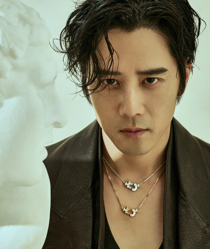 回想《就算一個人也可以好好吃飯》第一季,那是一段「用十二道菜療傷」的時光。「每一道料理都像一次情感的練習,從回憶到放下,從孤單到理解自己。」胡宇威淡淡地說。
到了第二季,故事回到生活的節奏,角色迎來新的感情——有苦、有甜,也有酸與辣,就像人生的調味。「慢慢理解到,一個人吃飯不一定是孤單,也不一定要有人陪才能開心。不」語氣平靜,卻有真實的溫度。那不是戲裡的台詞,而是生活裡的體悟。 回想《就算一個人也可以好好吃飯》第一季,那是一段「用十二道菜療傷」的時光。「每一道料理都像一次情感的練習,從回憶到放下,從孤單到理解自己。」胡宇威淡淡地說。
到了第二季,故事回到生活的節奏,角色迎來新的感情——有苦、有甜,也有酸與辣,就像人生的調味。「慢慢理解到,一個人吃飯不一定是孤單,也不一定要有人陪才能開心。不」語氣平靜,卻有真實的溫度。那不是戲裡的台詞,而是生活裡的體悟。