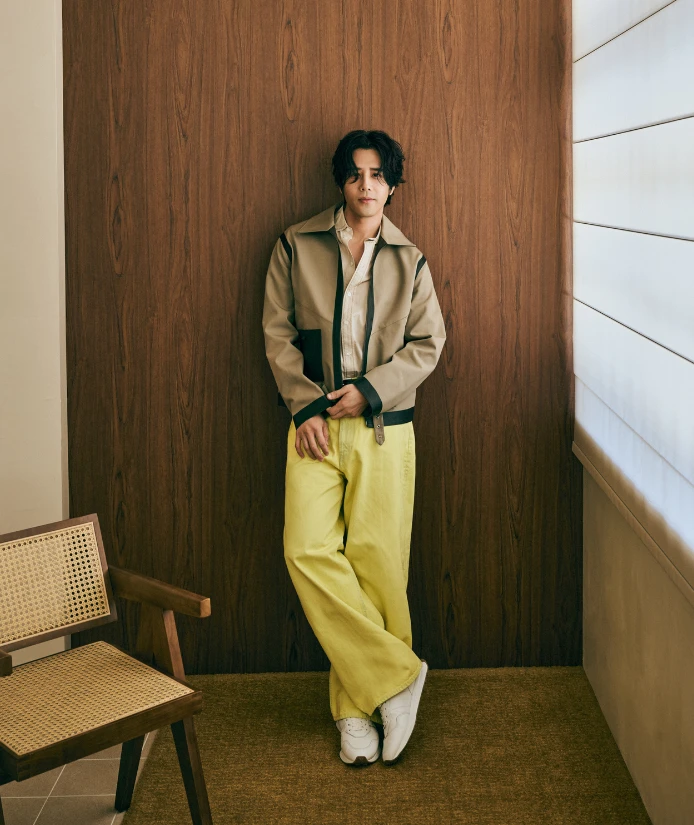 對胡宇威而言,婚姻和料理沒有不同。愛要有辣的刺激,也要有苦的體悟、甜的記憶,更少不了鹹的日常。
「生活不需完美無波,就像一道好菜,留點起伏才回味。也許有了小孩,會有不同的體會吧?人生有太多未知,只要保持開放心態就好。」
談起現在與未來,他笑容裡藏著從容與溫度,語氣裡有生活的節奏,也有時間的香氣。
或許,生活本就該如此。有變化的驚喜,也有平凡的重複,而那些酸甜苦辣,最終都會成為屬於自己的滋味。 對胡宇威而言,婚姻和料理沒有不同。愛要有辣的刺激,也要有苦的體悟、甜的記憶,更少不了鹹的日常。
「生活不需完美無波,就像一道好菜,留點起伏才回味。也許有了小孩,會有不同的體會吧?人生有太多未知,只要保持開放心態就好。」
談起現在與未來,他笑容裡藏著從容與溫度,語氣裡有生活的節奏,也有時間的香氣。
或許,生活本就該如此。有變化的驚喜,也有平凡的重複,而那些酸甜苦辣,最終都會成為屬於自己的滋味。