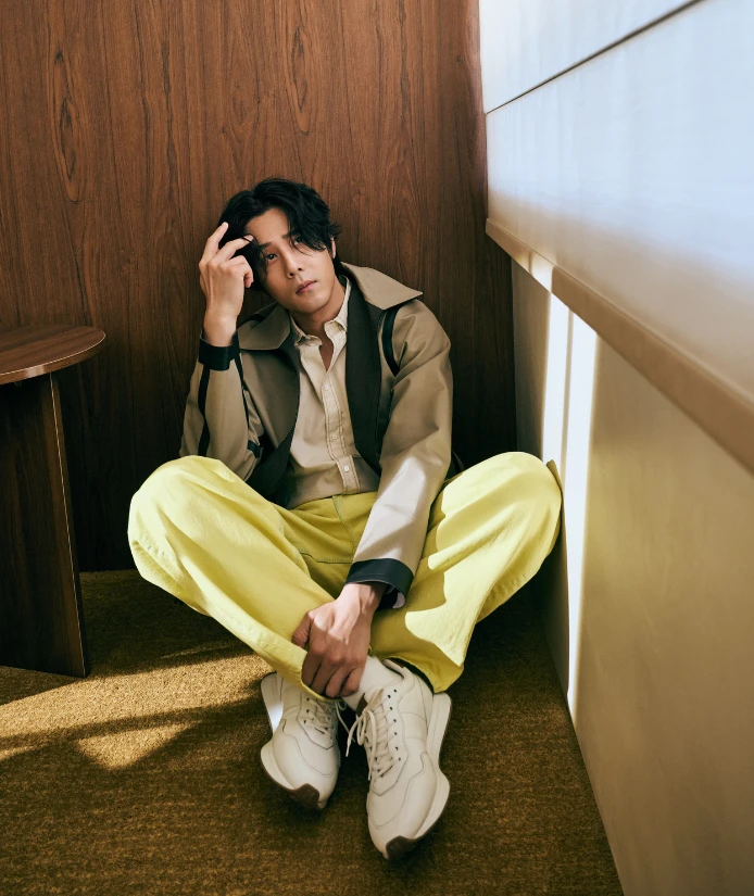 愛情的世界裡,有人偏好全甜,有人習慣淡。問起「兩個人相處最不能少的調味是什麼?」胡宇威笑著說:「辣椒!」
「不一定是吵架,而是像雲霄飛車那樣,上上下下的刺激感。辣椒不是一道菜,卻不能少。生活平穩很好,但偶爾要有點刺激,才覺得有趣、有起伏、有娛樂性。」
在他看來,「辣」並不代表衝突,而是一種讓關係保持鮮度的方式。愛情若太過平順,就像一道少了香料的菜——再美,也會少了靈魂。
那一點「辣」,是愛裡的溫度,也是生活的提醒。 愛情的世界裡,有人偏好全甜,有人習慣淡。問起「兩個人相處最不能少的調味是什麼?」胡宇威笑著說:「辣椒!」
「不一定是吵架,而是像雲霄飛車那樣,上上下下的刺激感。辣椒不是一道菜,卻不能少。生活平穩很好,但偶爾要有點刺激,才覺得有趣、有起伏、有娛樂性。」
在他看來,「辣」並不代表衝突,而是一種讓關係保持鮮度的方式。愛情若太過平順,就像一道少了香料的菜——再美,也會少了靈魂。
那一點「辣」,是愛裡的溫度,也是生活的提醒。