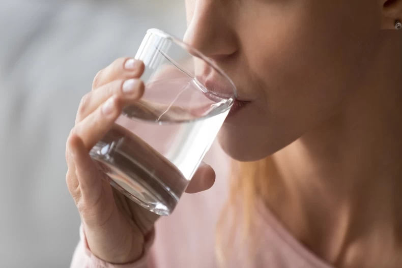 口乾舌燥解決方法4：8杯水減肥法