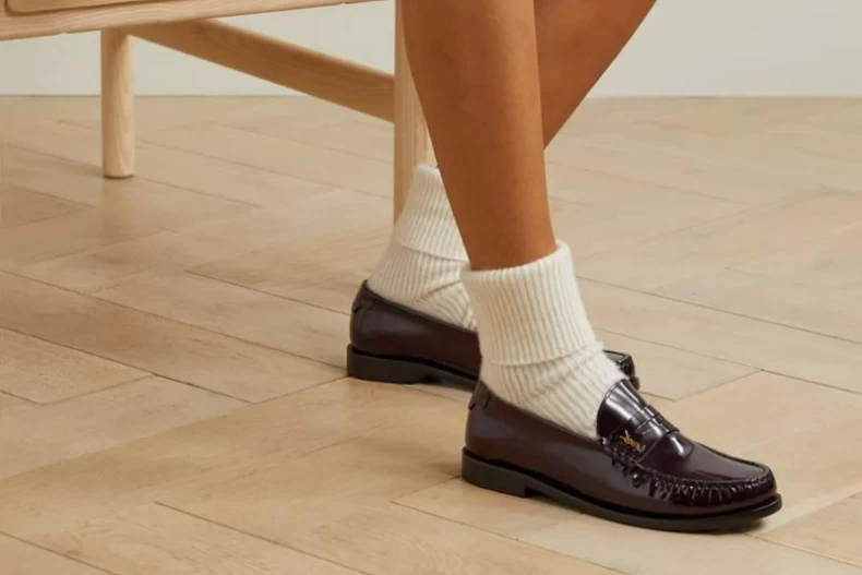 樂福鞋推薦9. Saint Laurent Le Loafer 品牌標誌綴飾漆皮樂福鞋